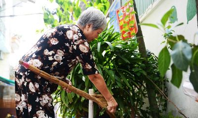 Cụ bà 70 tuổi hơn 14 năm quét rác cho cả xóm ở Sài Gòn