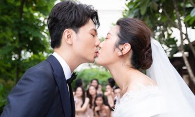 Hình ảnh ngọt ngào quá đỗi trong đám cưới của á hậu Thúy Vân và chồng điển trai Nhật Vũ