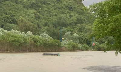 Mưa lớn làm lật đò chở 4 người tại suối Yến, chùa Hương