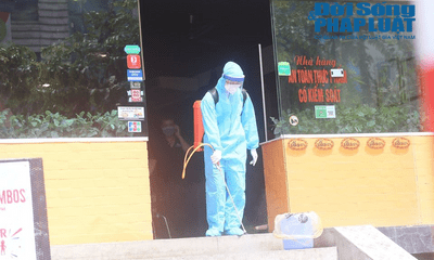 Đội phản ứng nhanh phun khử trùng quán pizza ở Hà Nội nơi có nhân viên nghi nhiễm Covid-19