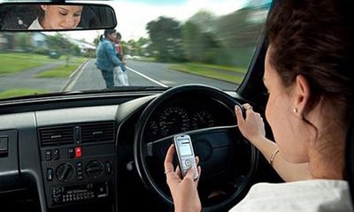 Từ năm 2020, vừa lái xe vừa dùng điện thoại bị phạt bao nhiêu tiền?