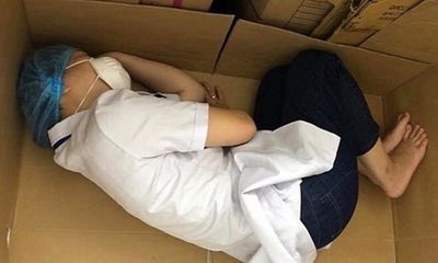 Lãnh đạo Đà Nẵng nói gì về bức ảnh nữ y tá ngủ trong thùng carton?