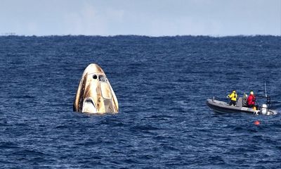 Sau hơn 40 năm, tàu SpaceX chở phi hành gia lại hạ cánh thành công trên biển 
