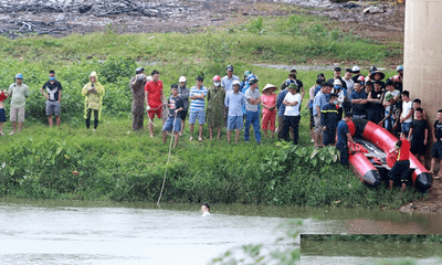 Vụ người đàn ông để lại dép, xe máy trên cầu rồi nhảy xuống sông: Tìm thấy thi thể nạn nhân