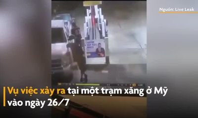 Video: Giật vòi xăng từ xe của người khác, thanh niên bất ngờ bốc cháy