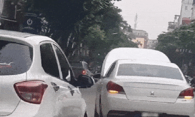 Video: Ô tô bật nắp capo, tài xế vẫn lái băng băng trên đường