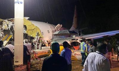 Máy bay Ấn Độ gãy đôi khi hạ cánh, 20 người thiệt mạng