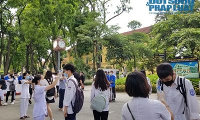 Hà Nội: Sĩ tử kín mít khẩu trang đến điểm thi làm thủ tục dự thi tốt nghiệp THPT năm 2020