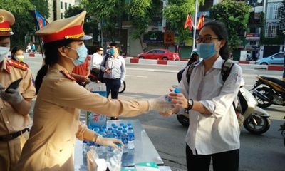 Hà Nội: CSGT tặng khẩu trang và nước uống cho các thí sinh thi tốt nghiệp THPT 2020