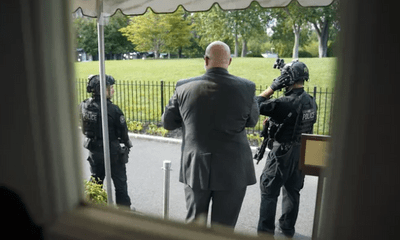 Nổ súng bên ngoài Nhà Trắng, Tổng thống Trump được mật vũ Mỹ hộ tống rời họp báo ngay lập tức