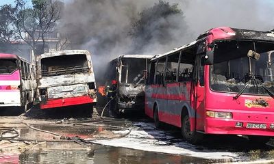 Thanh Hóa: Cháy lớn thiêu rụi 6 ô tô chở công nhân