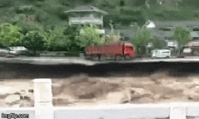 Video: Dòng lũ kinh hoàng đánh sập vỉa hè, cuốn phăng xe tải ở Trung Quốc