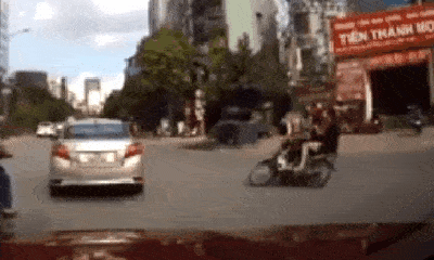 Video: Thanh niên đầu trần phóng như bay vào ô tô, thấy tài xế bước xuống thì vứt xe chạy thục mạng