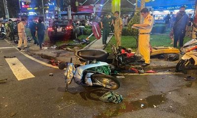 TP.HCM: Nữ tài xế lái Camry tông hàng loạt xe máy chờ đèn đỏ, nhiều người bị thương