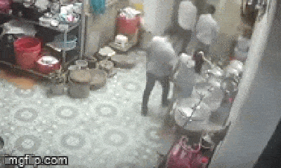 Video: Sàm sỡ cô gái đang đứng buộc tóc, nam thanh niên bị đánh tới tấp