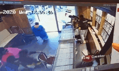 Video: Cướp dùng dao hùng hổ xông vào tiệm vàng, bị nữ nhân viên vác ghế phang tới tấp