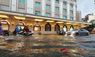 Mưa lớn gây ngập cục bộ nhiều tuyến phố Hà Nội, người dân loay hoay quét nước ra khỏi nhà