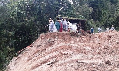 Đất đá sạt lở vùi lấp một gia đình 4 người ở thị xã Sa Pa