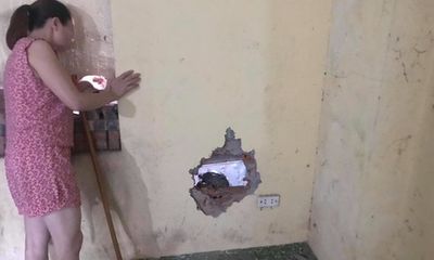 Vụ bé sơ sinh bị bỏ rơi giữa khe tường ở Hà Nội: Người đàn ông trong khu trọ nhận định bất ngờ