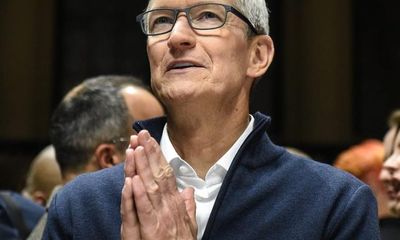 Apple chính thức trở thành công ty 2.000 tỷ USD thứ hai trên thế giới
