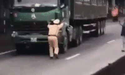 Video: CSGT Ninh Bình bị tài xế đẩy chạy lùi hàng chục mét