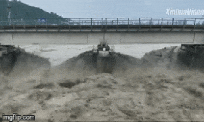 Video: Huy động 2 đoàn tàu nặng 8.100 tấn để 