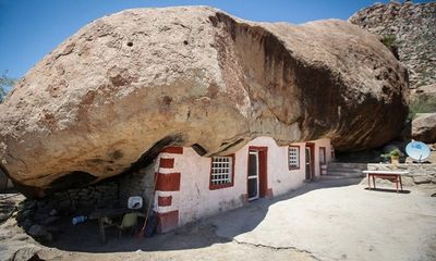 Ngôi nhà kỳ lạ nằm dưới khối đá nặng 850 tấn giữa sa mạc