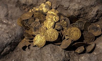 Tìm thấy kho báu 1100 tuổi toàn tiền vàng dưới lòng đất ở Israel