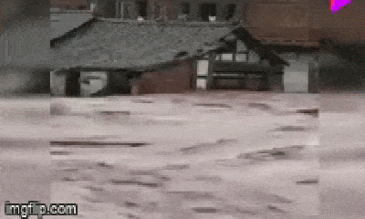 Video: Lũ quét ầm ầm tấn công thị trấn cổ 2.000 năm tuổi ở Trung Quốc