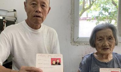 Cụ ông chưa từng có “mảnh tình vắt vai” kết hôn với cụ bà 96 tuổi khi gặp nhau trong viện dưỡng lão, bất chấp cách biệt 23 tuổi 