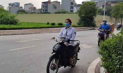 Học sinh Hà Nội bất chấp luật lệ, rong ruổi trên xe máy khắp mọi nẻo đường