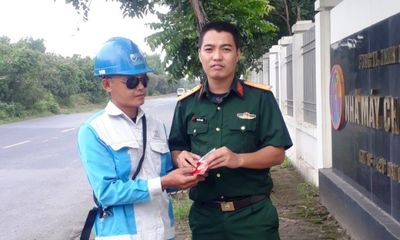 Nhặt được tài sản trên đường, 2 công nhân môi trường ở Hà Nội trả lại người đánh rơi