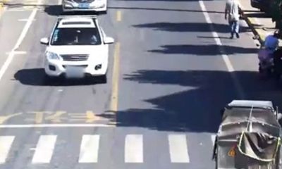Video: Xe ô tô chở bình khí nén bất ngờ phát nổ trên đường 