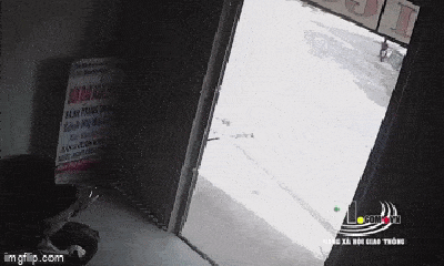 Video: Đi xe “lao như tên lửa”, hai thanh niên phi thẳng vào đầu xe tải