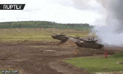 Video: Mãn nhãn trước màn vừa “bay” vừa nã hỏa lực của 3 xe tăng 40 tấn ở Nga