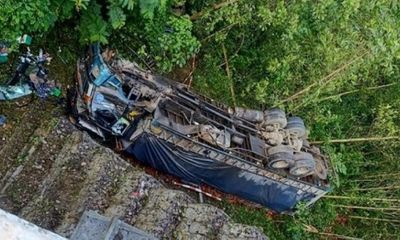 Thanh Hóa: Xe tải bất ngờ lao xuống vực, một người tử vong