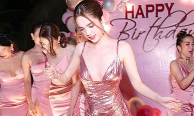Ngọc Trinh tiết lộ tiệc sinh nhật hồng rực, diện váy ngắn xẻ sâu khoe vũ đạo uyển chuyển hút mắt
