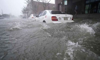 Video: Siêu bão Sally đổ bộ vào Mỹ gây mưa lớn, xe cộ 