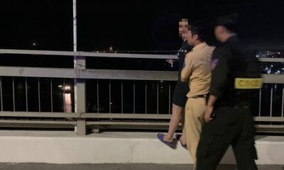 CSGT cứu người phụ nữ leo lan can cầu Bãi Cháy định tự tử