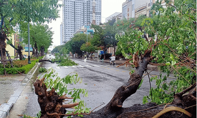 Nhiều tỉnh miền Trung xuất hiện gió lốc, hàng chục ngôi nhà tốc mái vì ảnh hưởng của bão số 5