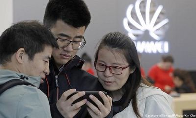Công ty Trung Quốc dọa sa thải nhân viên dùng iPhone, hỗ trợ nếu mua điện thoại Huawei 
