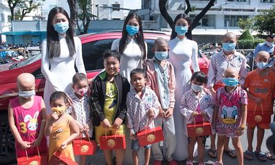 Hoa hậu Tiểu Vy, Á hậu Phương Nga và Thúy An mang quà trung thu đến thăm các bệnh nhi