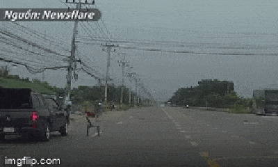 Video: Kinh hoàng khoảnh khắc xe máy bị dây điện rơi trúng rồi bùng cháy dữ dội