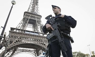 Tháp Eiffel bị dọa đánh bom, hàng trăm người đi sơ tán