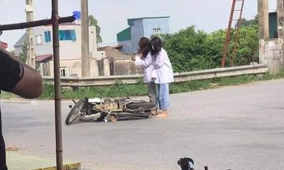 Đang đi học thì xe đổ giữa đường, 2 nữ sinh lập tức lấy điện thoại làm hành động này khiến dân mạng ngán ngẩm