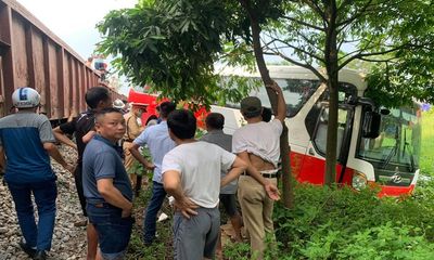 Tin tai nạn giao thông mới nhất ngày 30/9/2020: Tàu hỏa tông ô tô chở gần 40 học sinh ở Hà Nội