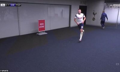 Cầu thủ Tottenham đi vệ sinh quá lâu, HLV Mourinho chạy vào đường hầm gọi học trò ra thi đấu
