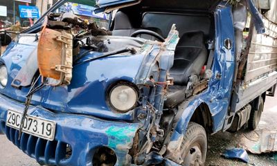 Tin tai nạn giao thông mới nhất ngày 3/10/2020: Cưa ca bin cứu lái xe mắc kẹt sau tai nạn giao thông ở Hà Nội