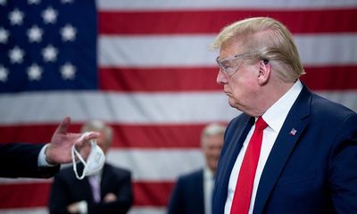 Bloomberg: Kịch bản nào cho nước Mỹ khi Tổng thống Trump nhiễm Covid-19
