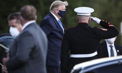 Ông Trump cảm thấy khó thở, được đưa tới Trung tâm y tế quân sự quốc gia đề điều trị